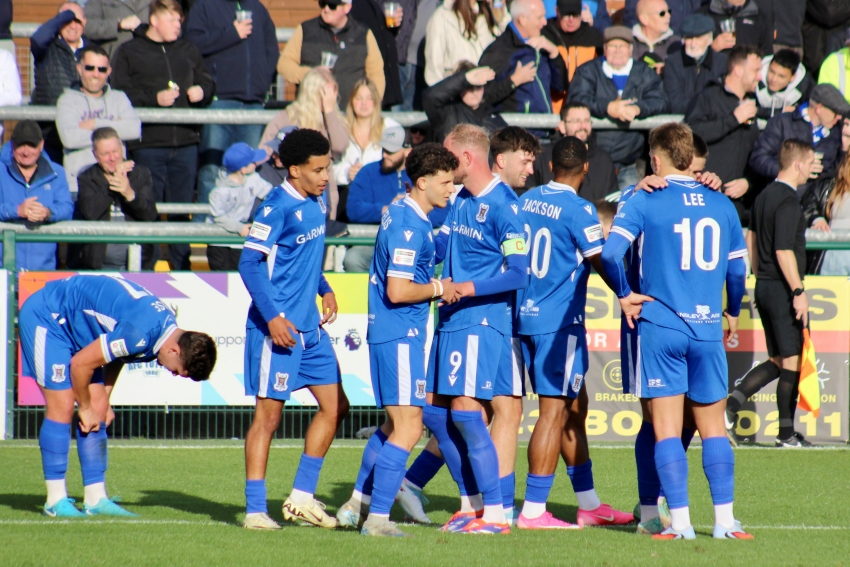 Squad cele after pen goal against WSM.jpg