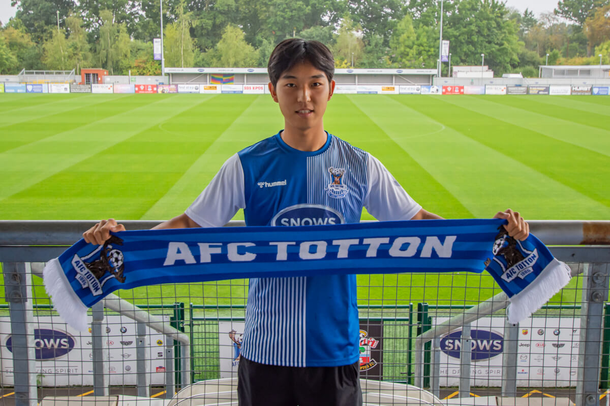 Seung-Woo Yang-4_AFC Totton Signing_Sep2022.jpg
