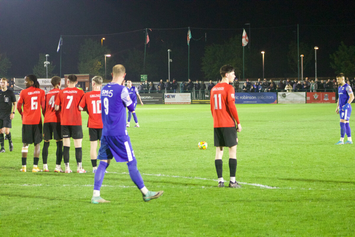 Tony Lee_Free-Kick_AFC Totton vs Bracknell Town_SLPDS Play-Off Semi-Final_Wed01May2024.jpg