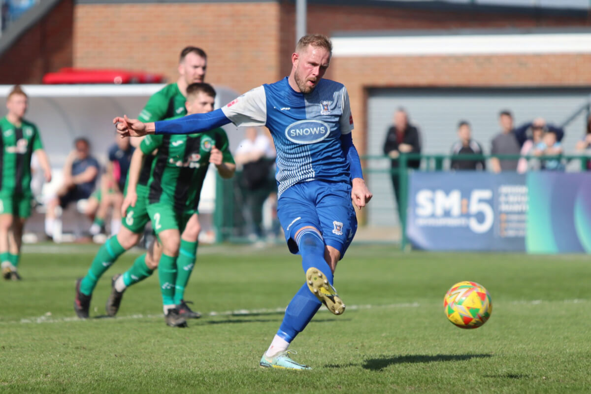 Scott Rendell-3_Penalty Kick_AFC Totton vs Cinderford Town_SLD1S-33_Sat08Apr2023.jpg