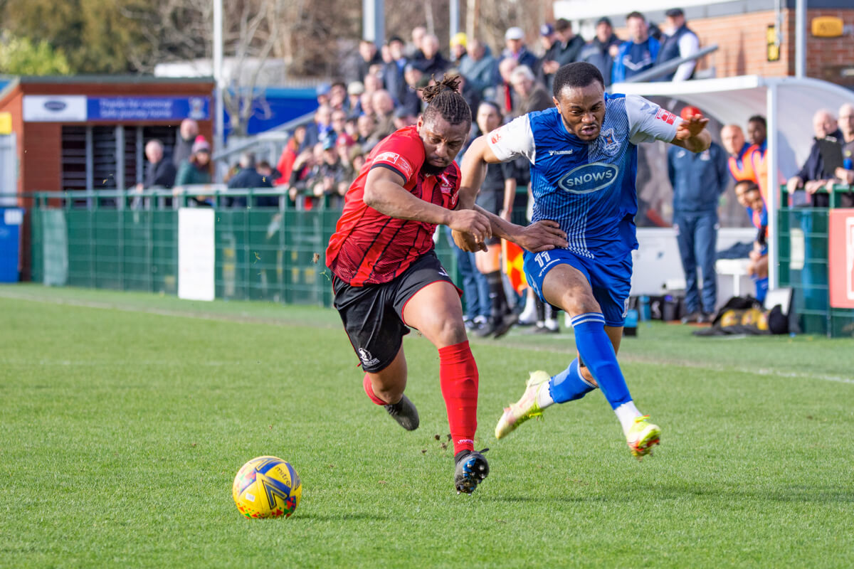 Hisham Kasimu takes on Shayne Anson_AFC Totton vs Cirencester Town_SLD1S_12Mar22.jpg