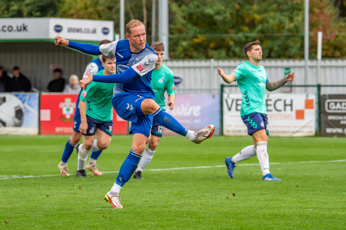 Scott Rendell-4_Penalty_AFC Totton vs Slimbridge AFC_SLD1S-06_Sat15Oct2022.jpg