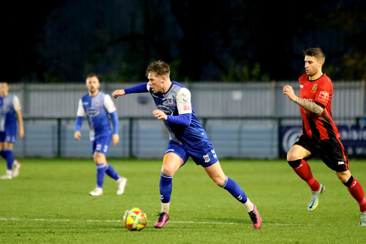 Charlie Davis-1_AFC Totton vs Tavistock AFC_SLD1S-13_Sat26Nov2022_by Tom Phillips.jpg