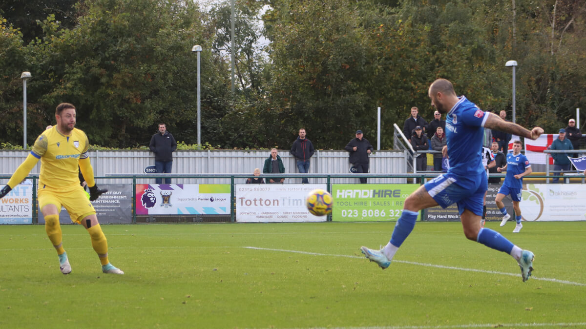 Charlie Austin-4_GOAL_AFC Totton vs Hanwell Town_SLPDS-10_Sat12Oct2024.jpg