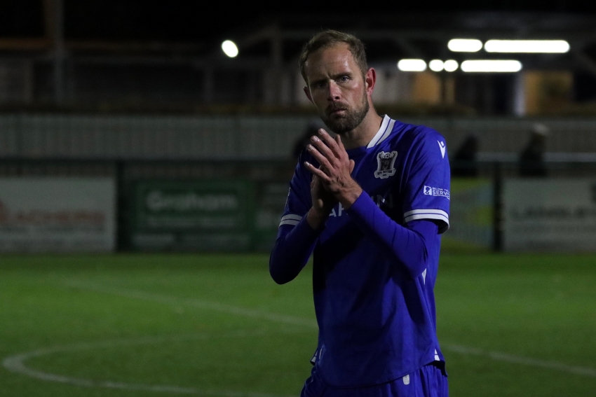 Scott clapping fans vs Dag (H).jpg