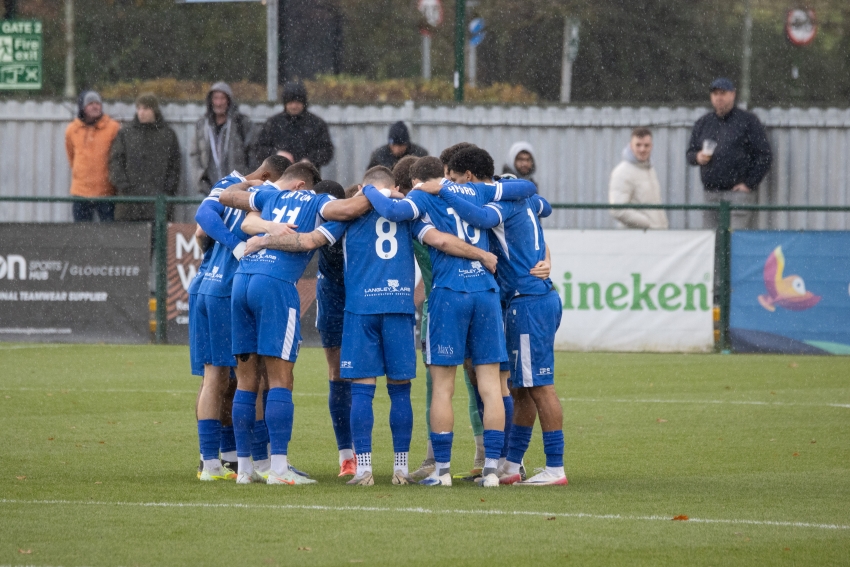 Squad huddle before Dagenham.jpg