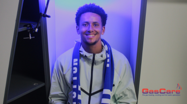 SOL WANJAU-SMITH SIGNS FOR THE STAGS!